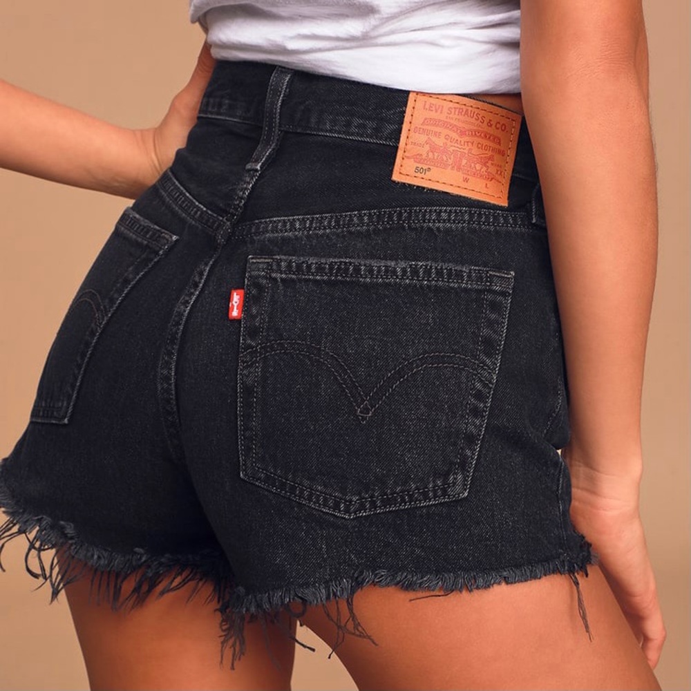 LEVI’S black cut off denim shorts